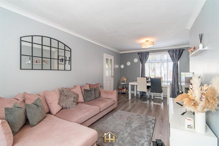 3 Bedroom End Of Terrace House For Sale In Balerno Street, Dundee, DD4