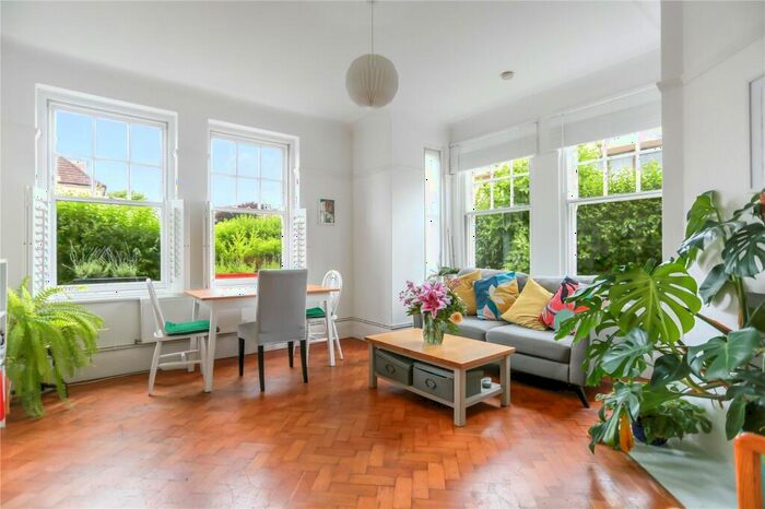 2 Bedroom Flat For Sale In Rochester Close, Rochester Gardens, Hove, BN3