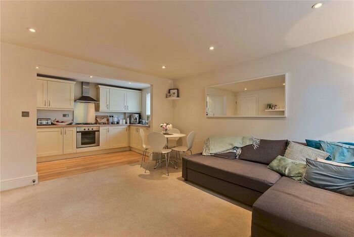 1 Bedroom Flat To Rent In The Hall, Vale Road, Weybridge, Surrey, KT13