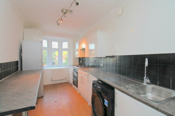 3 Bedroom Flat To Rent In South Eden Park Road, Beckenham, Kent, BR3