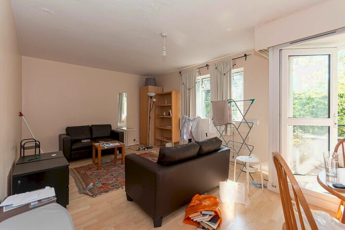 3 Bedroom Flat To Rent In Jeffreys Walk, London SW4