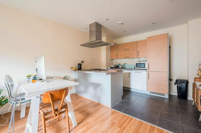 2 Bedroom Flat To Rent In Park View Court, Bow, London, E3