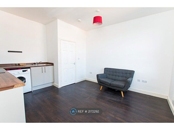 1 Bedroom Flat To Rent In Dovercastle, Nottingham, NG7