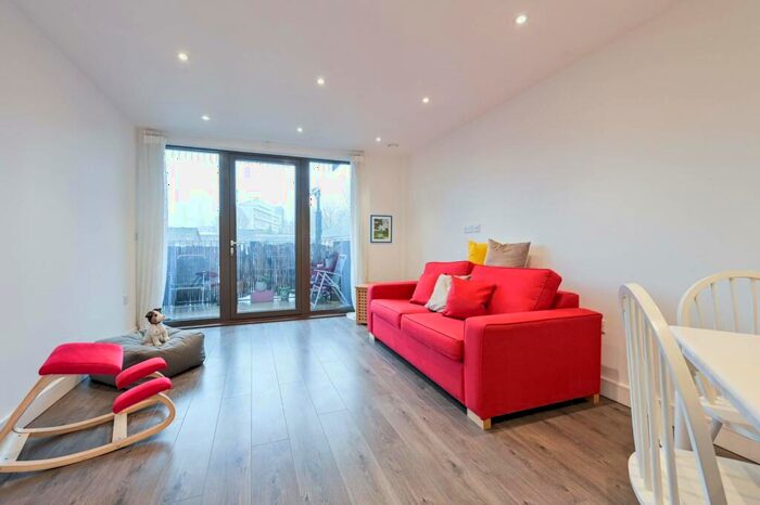 1 Bedroom Flat To Rent In Furlong Court, Tower Hamlets, London, E3