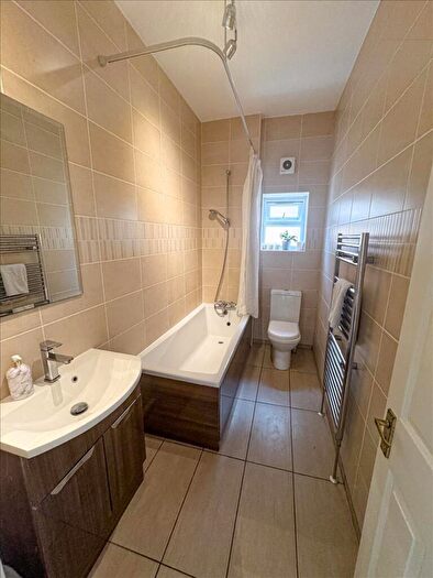 2 Bedroom Flat To Rent In Blenheim Gardens, London, NW2