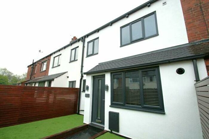 2 Bedroom House To Rent In Longroyd Street North, Beeston, LS11