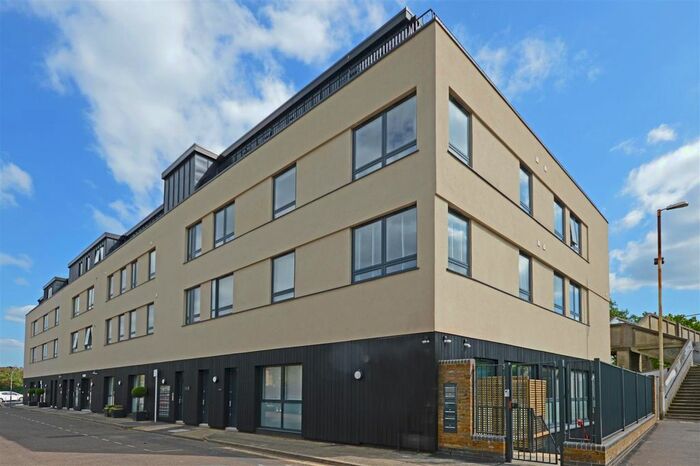 1 Bedroom Flat To Rent In Dee Road, Richmond, TW9