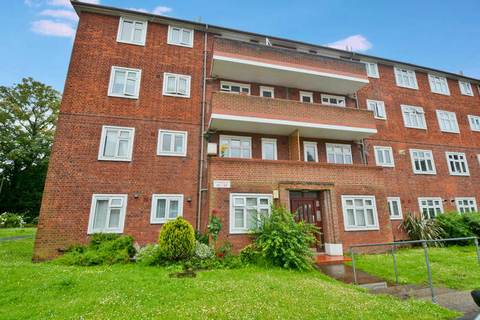 2 Bedroom Flat To Rent In Althorne Gardens, South Woodford, E18