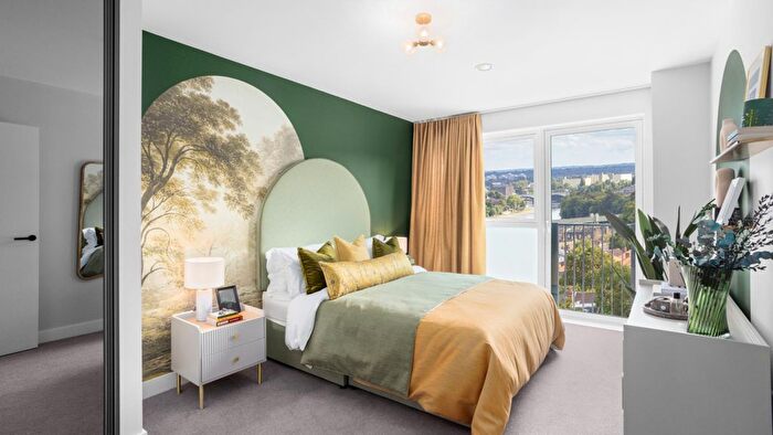 1 Bedroom Flat For Sale In Capital Interchange Way, Brentford, TW8
