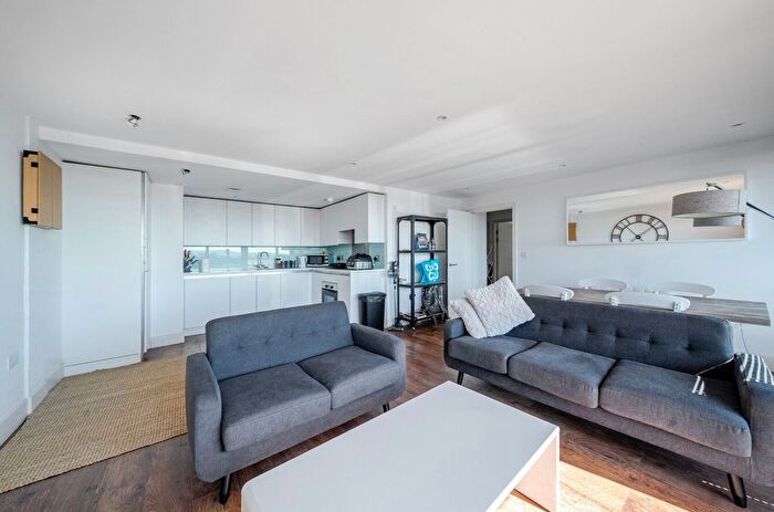 2 Bedroom Flat To Rent In Crispin Lofts, New York Road, Leeds, West Yorkshire, LS2