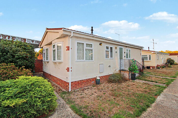 2 Bedroom Mobile Home For Sale In Chilton Farm Park, Fleet Road, Farnborough, GU14