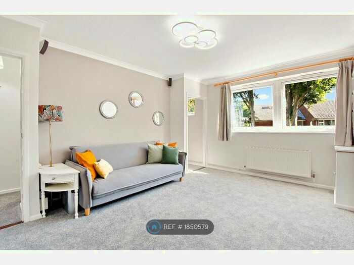 2 Bedroom Maisonette To Rent In Lawnside, London, SE3