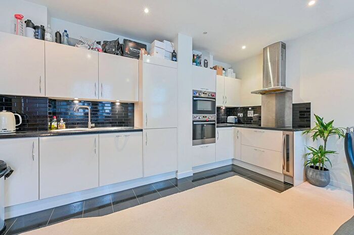 2 Bedroom Flat To Rent In Bromyard Avenue, Acton, London, W3