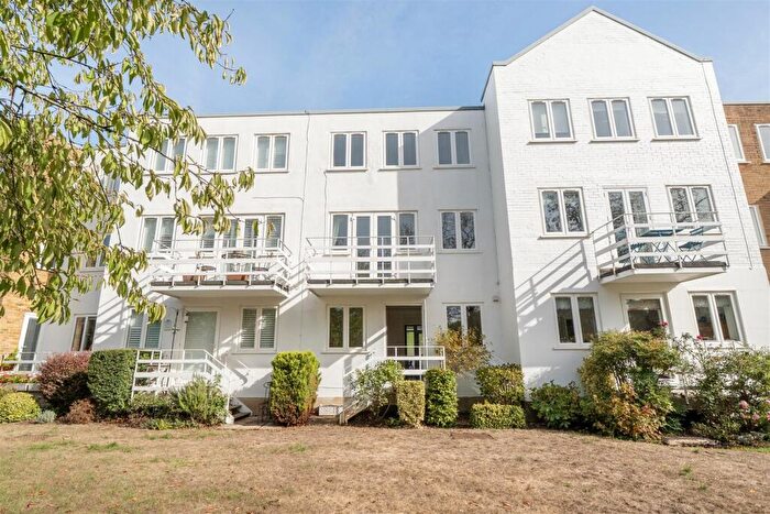 3 Bedroom Town House For Sale In Braybank, Bray, SL6