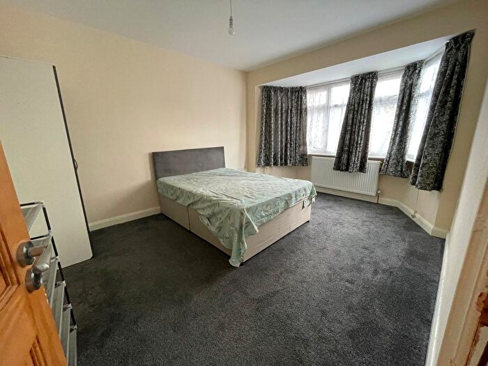 Semi-Detached House To Rent In Avenue Close, Hounslow, TW5