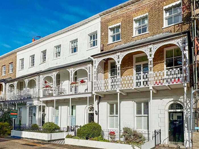 1 Bedroom Apartment For Sale In Royal Terrace, Southend-On-Sea, SS1