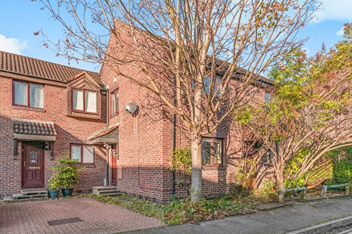 2 Bedroom End Of Terrace House For Sale In Somerford Way, Surrey Quays, SE16