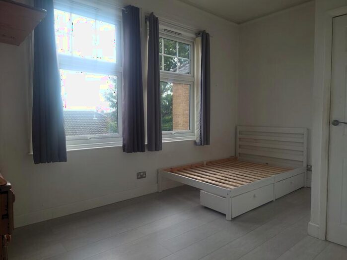 Flat To Rent In London Road, Maidstone, ME16