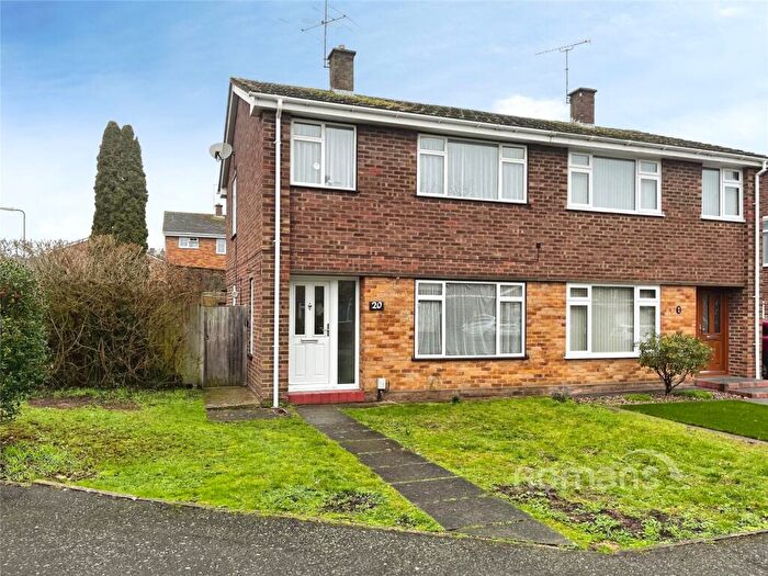 3 Bedroom Semi Detached House For Sale In Pennine Way, Farnborough, Hampshire, GU14