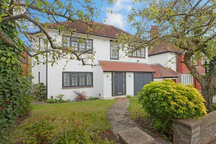 4 Bedroom House To Rent In Buckhurst Hill, IG9