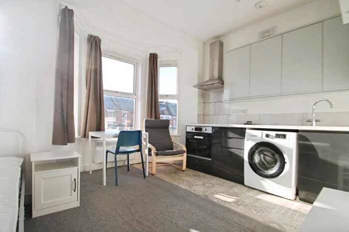 Flat To Rent In Vaughan Road, Harrow, HA1