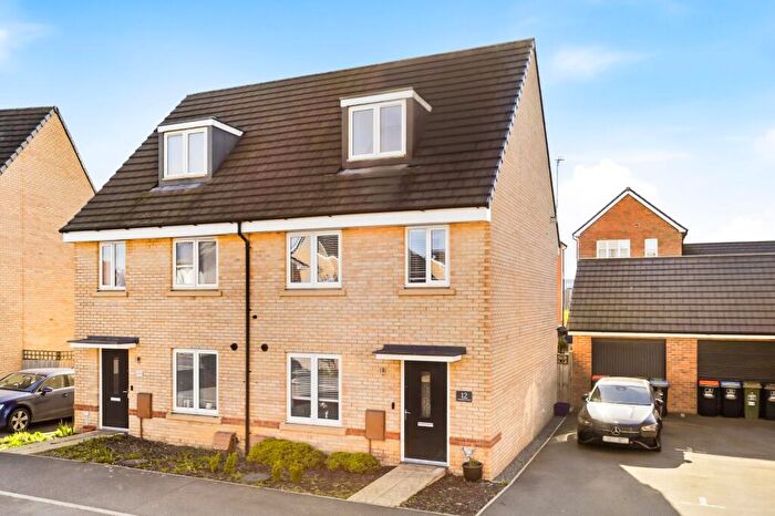 4 Bedroom Semi Detached House For Sale In Fontaines Road, Glebe Farm, MK17