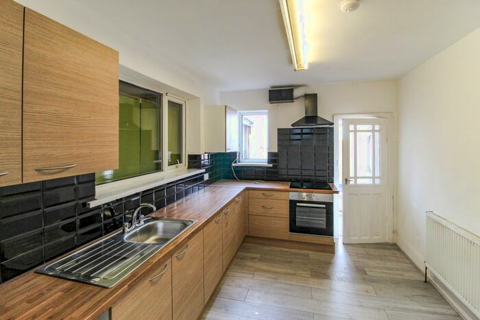 3 Bedroom Flat To Rent In Hathersage Road, Manchester, M13