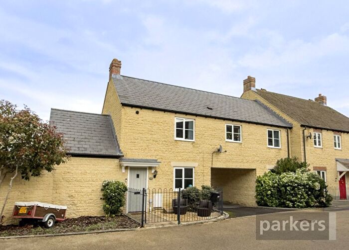 2 Bedroom Flat For Sale In Poppy Terrace, Shilton Park, Carterton, OX18