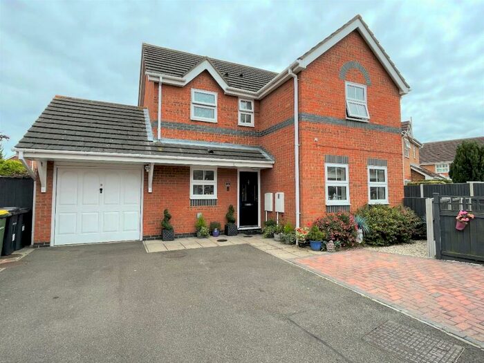 4 Bedroom Detached House For Sale In Milton Hall Close, Great Wakering