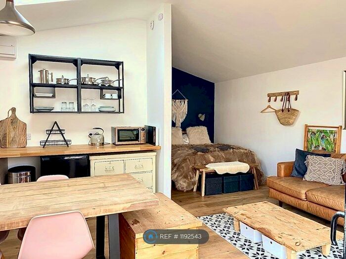 4 Bedroom Semi-Detached House To Rent In Chapel Close, Braunton, EX33