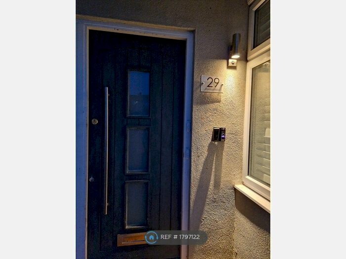 3 Bedroom Flat To Rent In Egerton Road, London, SE25