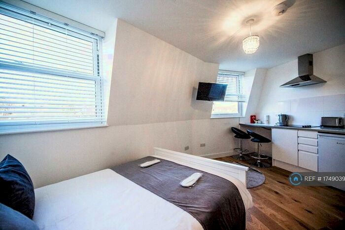 Studio To Rent In High Road, Loughton, IG10