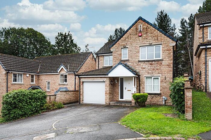 4 Bedroom Detached House To Rent In Woodlea Avenue, Reinwood, Huddersfield, HD3