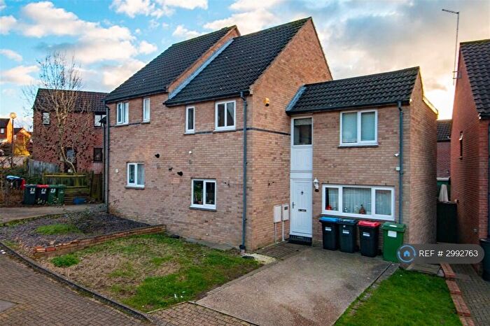 4 Bedroom Semi-Detached House To Rent In Robertson Close, Milton Keynes, MK5