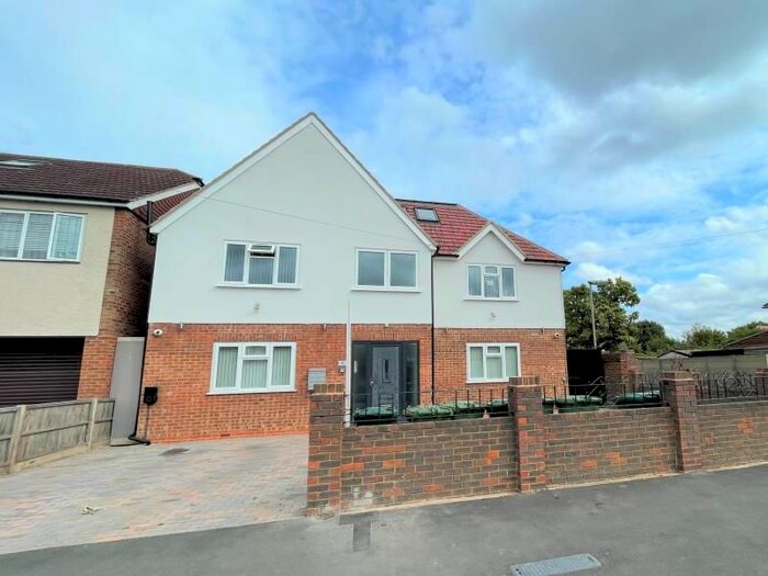 2 Bedroom Flat To Rent In Station Crescent, Ashford, TW15
