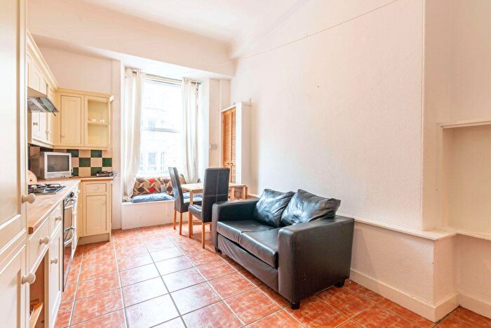 3 Bedroom Flat To Rent In L – Polwarth Crescent, Edinburgh, EH11