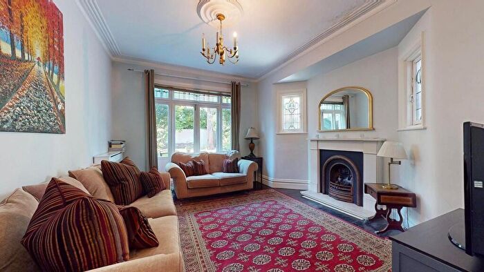 3 Bedroom Terraced House To Rent In Rosemont Avenue, N12