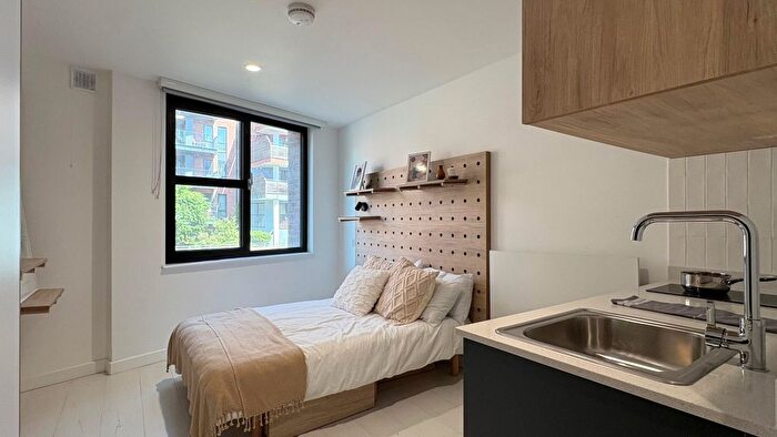 Studio To Rent In Commercial Road, London, E14