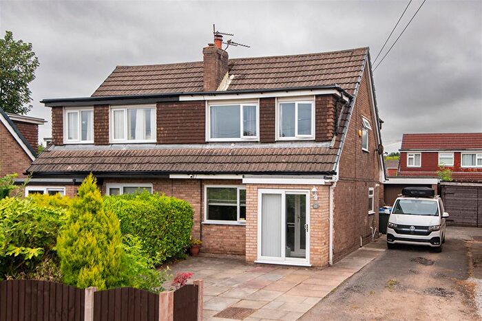 4 Bedroom Semi-detached House For Sale In Pendle Road, Leyland, PR25