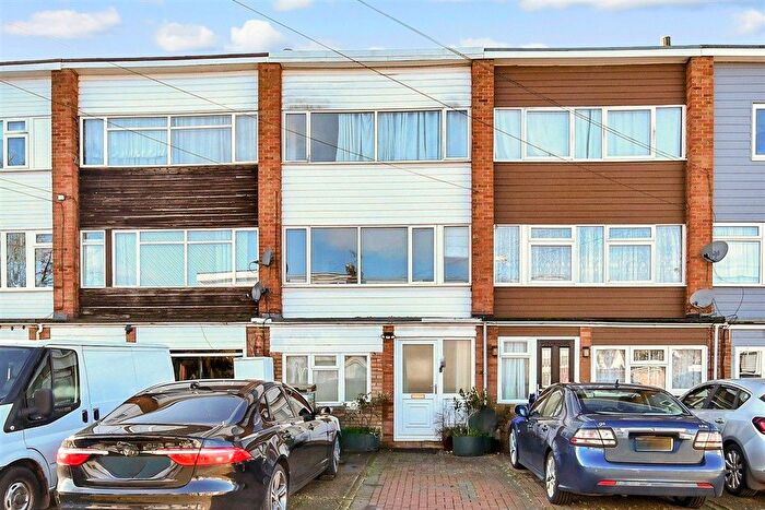 3 Bedroom Town House For Sale In All Saints Road, Sittingbourne, Kent, ME10