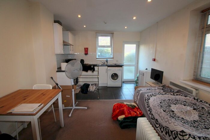 Studio To Rent In Piercefield Place, Adamsdown, Cardiff, CF24