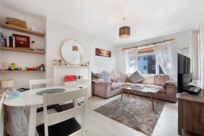 1 Bedroom Apartment For Sale In Lowth Road, London, SE5