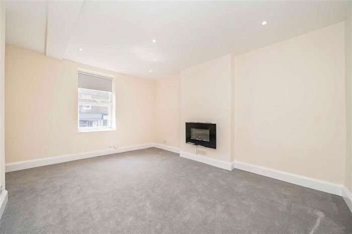 2 Bedroom Flat To Rent In High Street, Teddington, TW11