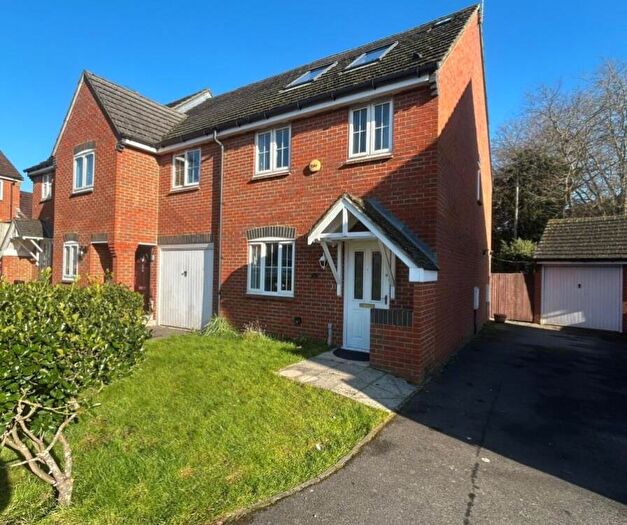 5 Bedroom Semi-Detached House To Rent In Swallows Croft, Reading, RG1