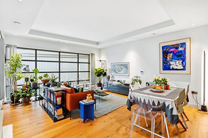 3 Bedroom Flat For Sale In Lyell Street, London, E14