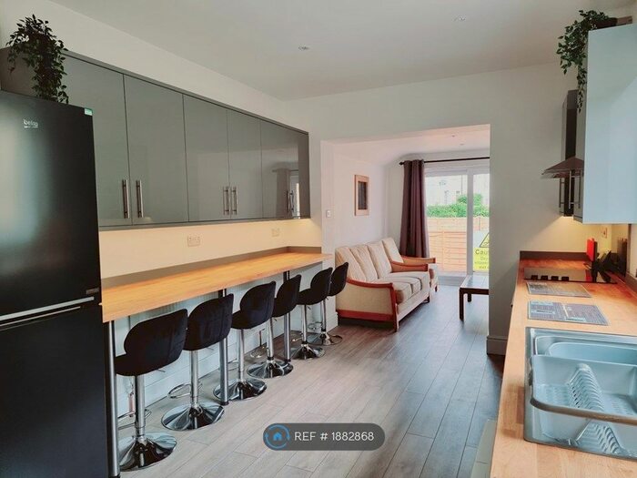 6 Bedroom Semi-Detached House To Rent In Triangle North, Bath, BA2