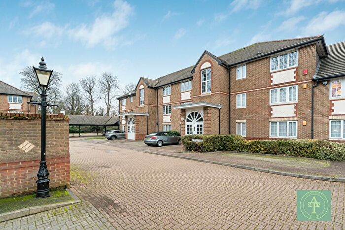 2 Bedroom Flat For Sale In Cunard Crescent, Winchmore Hill, N21