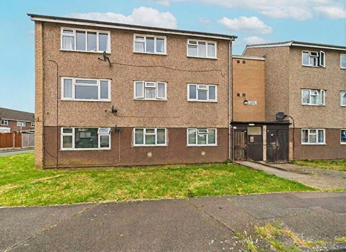 2 Bedroom Flat For Sale In Lyndhurst Road, Corringham, SS17