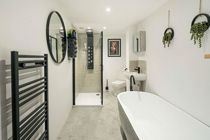 2 Bedroom Apartment For Sale In Southampton Way, London, SE5