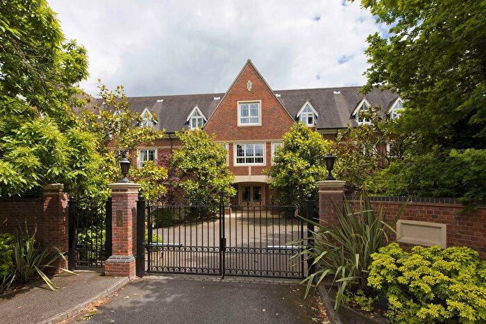 3 Bedroom Flat To Rent In Ormonde Place, Old Avenue, KT13